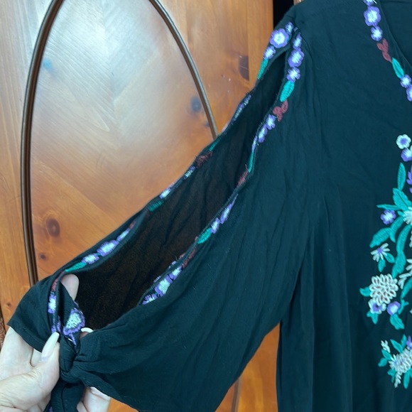 Cold shoulder embroidered dress - Picture 2 of 4